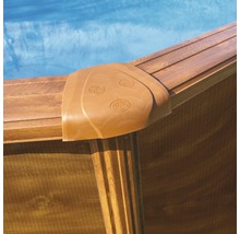 Detailansicht eines Swimmingpools mit Holzverkleidung und Eckstück