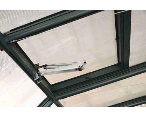Detailansicht eines automatischen Fensteröffners an einem Gewächshausfenster.