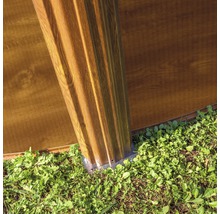 Detailansicht einer Gartenhauskonstruktion mit Pfosten und Wandelementen im Außenbereich.