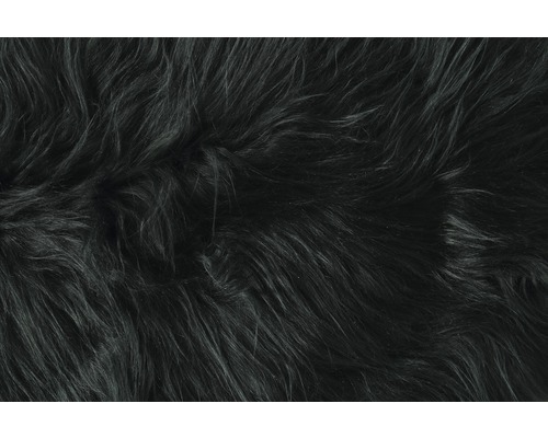 Detailansicht eines schwarzen Kunstfellteppichs mit langem Flor.