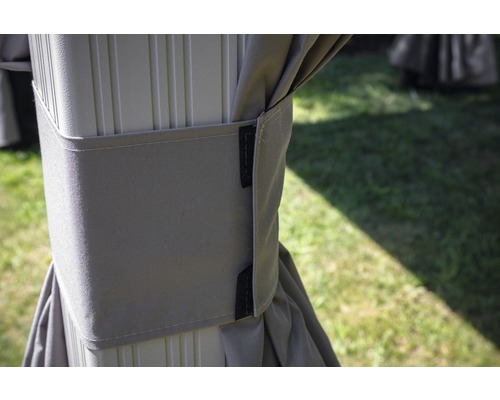 Detailansicht einer Pavillonstange mit Stoffvorhang und Befestigungsband.