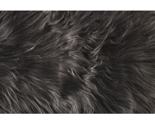 Nahaufnahme eines grauen Kunstfellteppichs