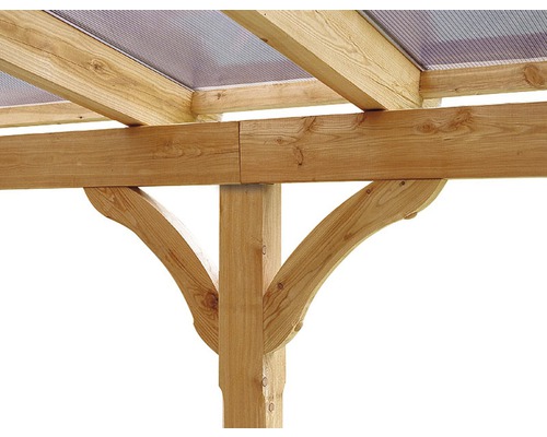Detailansicht einer Holzpergola mit transparentem Dach