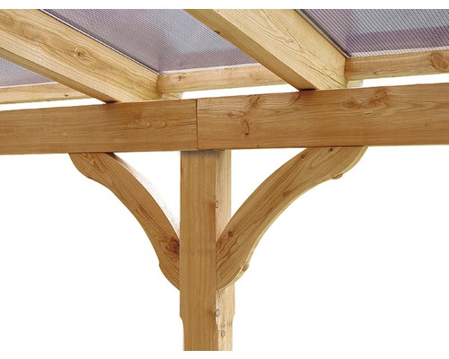Detailansicht einer Holzpergola mit transparentem Dach