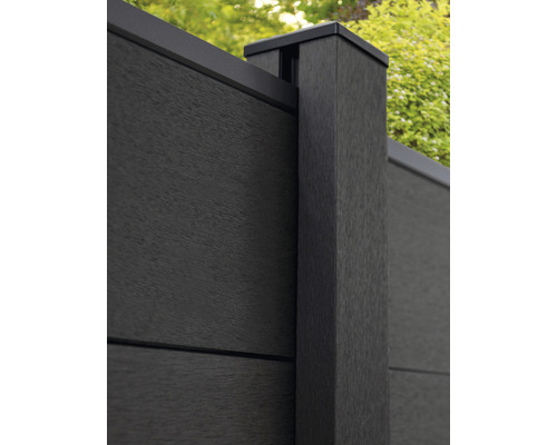 Detailansicht eines Zauns aus Kunststoff mit Zaunpfosten und Abdeckung