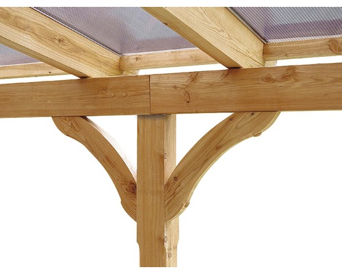 Detail einer Holzpergola mit transparentem Dach
