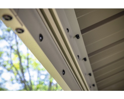 Detailaufnahme einer Terrassenüberdachung mit Verschraubungen