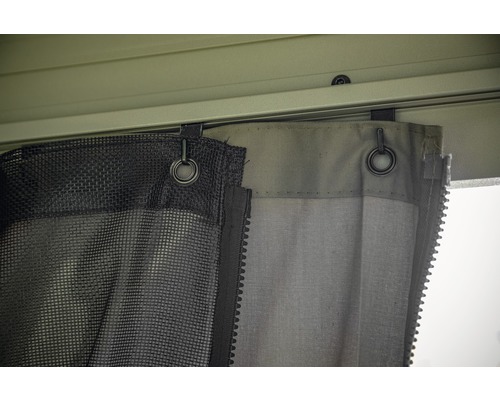 Detailaufnahme von Gazebo-Vorhängen mit Reißverschluss und Aufhängungsösen