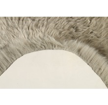 Grauer Teppich mit langen Fasern