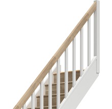 Treppe mit Holzhandlauf und weißen Geländerstäben