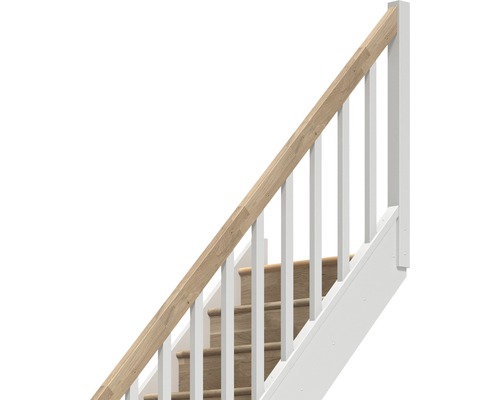 Treppe mit Holzhandlauf und weißen Geländerstäben