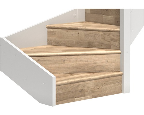 Treppe mit Holzstufen und weißem Geländer