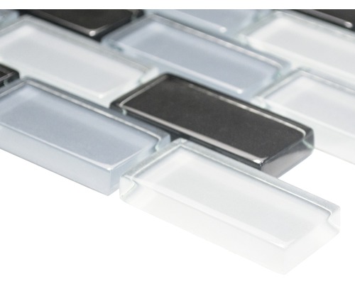 Nahaufnahme von Glasmosaikfliesen in rechteckiger Form