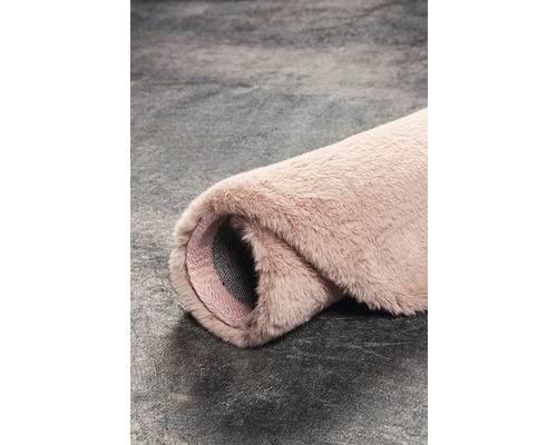 Aufgerollter Teppich mit flauschiger Oberfläche