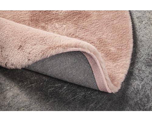 Detailansicht eines Teppichs mit Flor und gewebter Unterseite