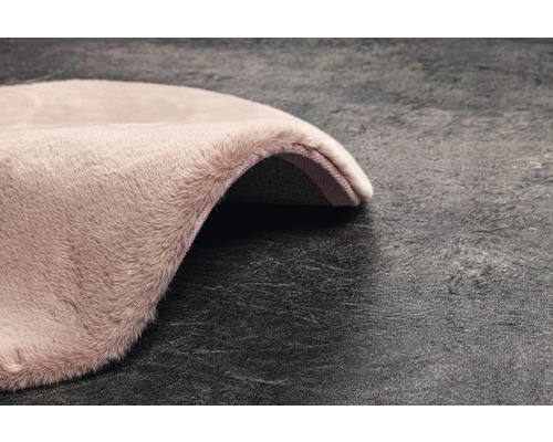 Detailansicht eines beigen Teppichs mit hochflorigem Flor