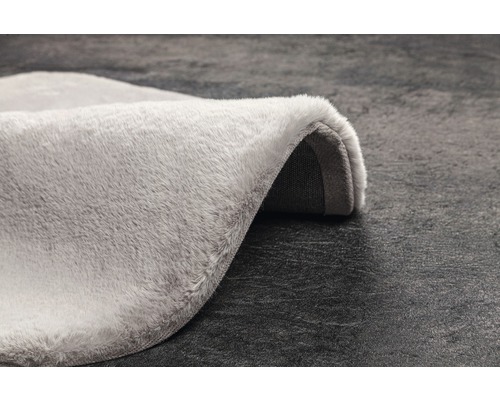 Grauer Teppich mit hochflorigem Flor