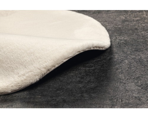 Detailansicht eines hellen Teppichs mit weicher Oberfläche