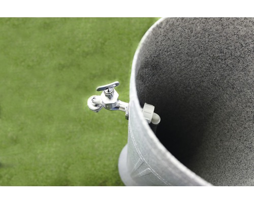 Regentonne mit Wasserhahn für die Gartenbewässerung