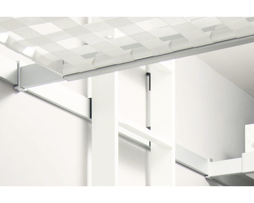 Detailansicht eines Regalsystems mit Befestigung an der Wand