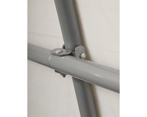 Detailaufnahme der Verbindung von Metallstangen mit Schrauben