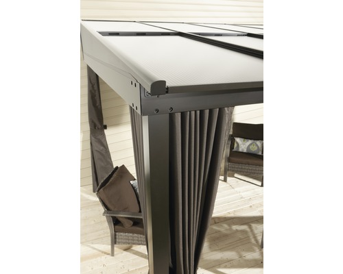 Detailansicht eines Pavillons mit Vorhängen und Dach