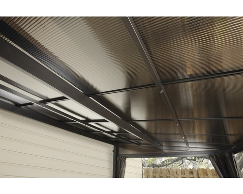 Blick auf eine Terrassenüberdachung mit Metallstruktur
