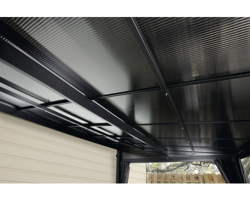 Detailaufnahme des Pavillondaches mit Metallkonstruktion und gewellter Oberfläche.