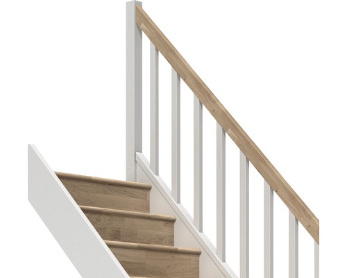 Detail einer Treppe mit weißem Geländer und Holzhandlauf