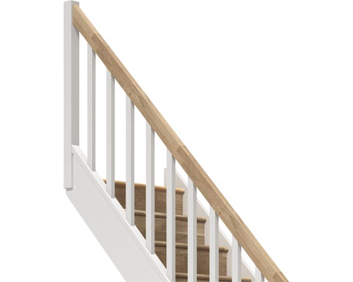 Treppe mit weißem Geländer und Holzhandlauf
