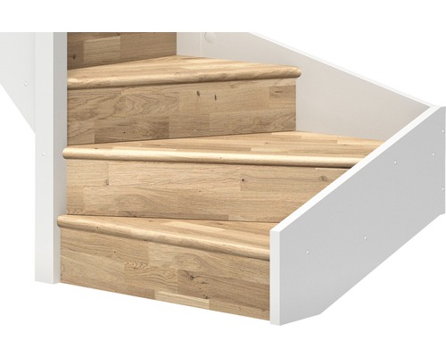 Detailansicht von drei Holztreppenstufen mit weißem Treppengeländer.