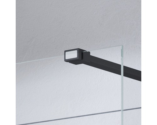 Detail einer Duschkabine mit schwarzem Stabilisierungsarm