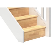 Detailaufnahme einer Holztreppe mit weißem Treppengeländer