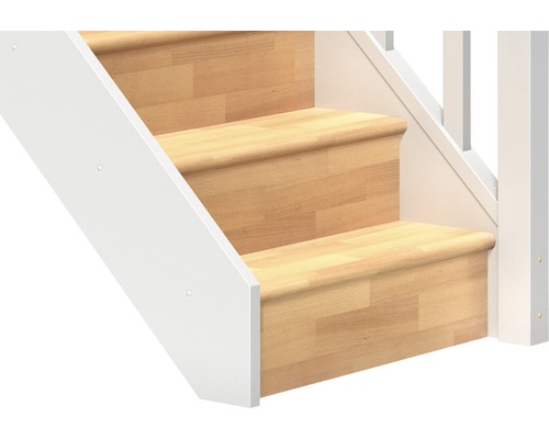 Detailaufnahme einer Holztreppe mit weißem Treppengeländer