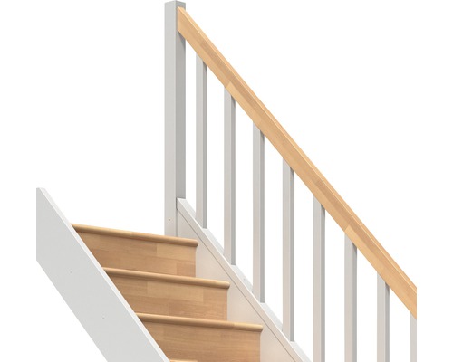 Treppe mit weißem Geländer und Holzhandlauf