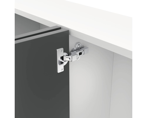 Scharnier an einer Möbeltür befestigt