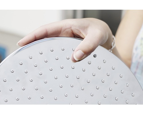 Hand hält Duschkopf mit Brausekopf