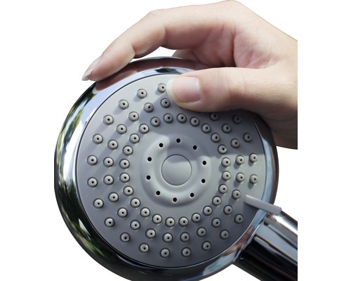 Hand hält Duschkopf