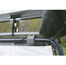 Detailaufnahme eines Pavillons mit Ratschenzurrgurt, Halterung und Abdeckung.