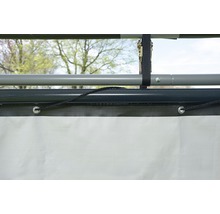 Detailansicht eines Zeltes mit Befestigungsseil und Spannriemen