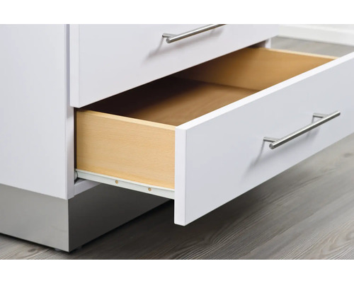 Weißer Schubladenschrank mit offener Holzschublade