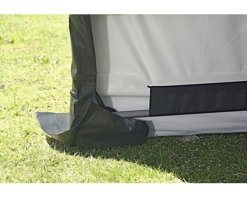 Detailansicht eines Pavillons mit schwarzer Schutzabdeckung