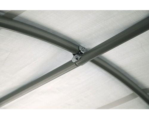 Detailansicht der Dachkonstruktion eines Pavillons mit Metallrahmen und Stoffdach