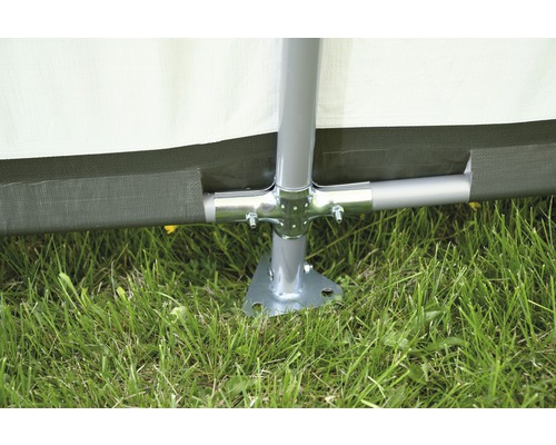 Detailansicht eines Partyzeltgestells mit Rohrverbindungsstück und Standfuß auf einer Rasenfläche.