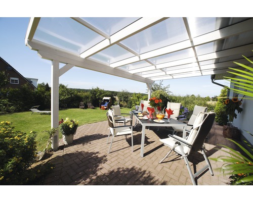 Überdachte Terrasse mit Tisch, Stühlen und Gartenblick
