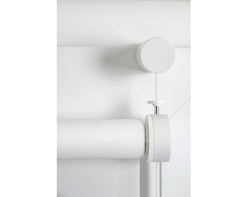 Weiße Fensterrollos mit Zubehör zur Installation.