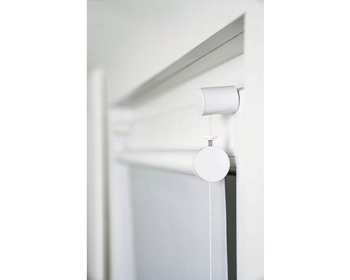 Detailansicht einer weißen Rollos mit Schnurzug zur Fensterdekoration.