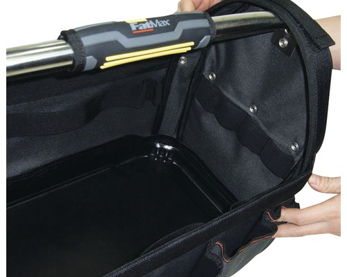 Innenansicht einer Werkzeugtasche mit Fächern und Tragegriff