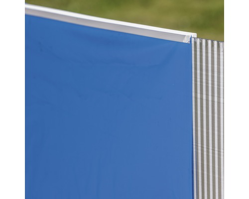 Detailansicht einer blauen Sichtschutzwand mit weißen Rahmenprofilen