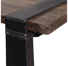 Detailansicht eines Tisches mit Holzplatte und Metallgestell